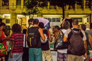 Distribuição de comida na rua 