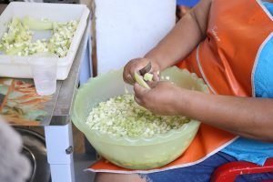 Preparo de sopa social para distribuição de comida na rua 