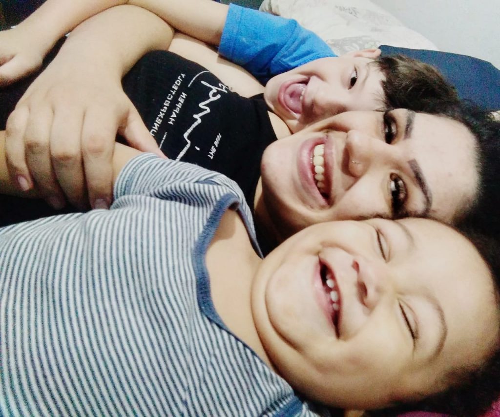 Bruna Bezerra com seus dois filhos conta sobre o período de amamentação e a falta que sentiu de amamentar